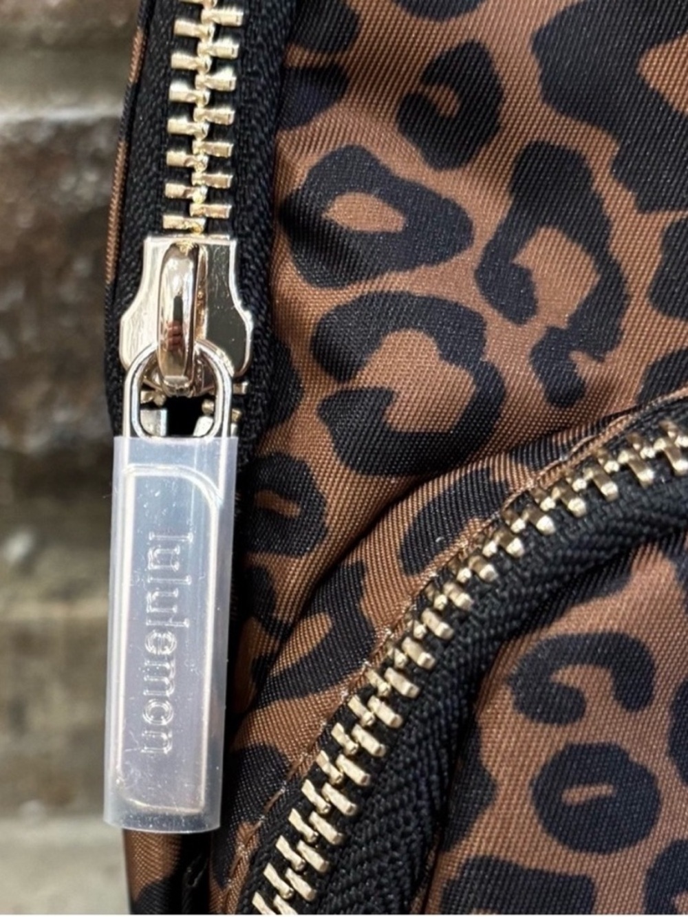 NWT Lululemon Everywhere Sling Bag Small In Leopardo Shift Midi Desert Khaki - Picture 5 of 9
